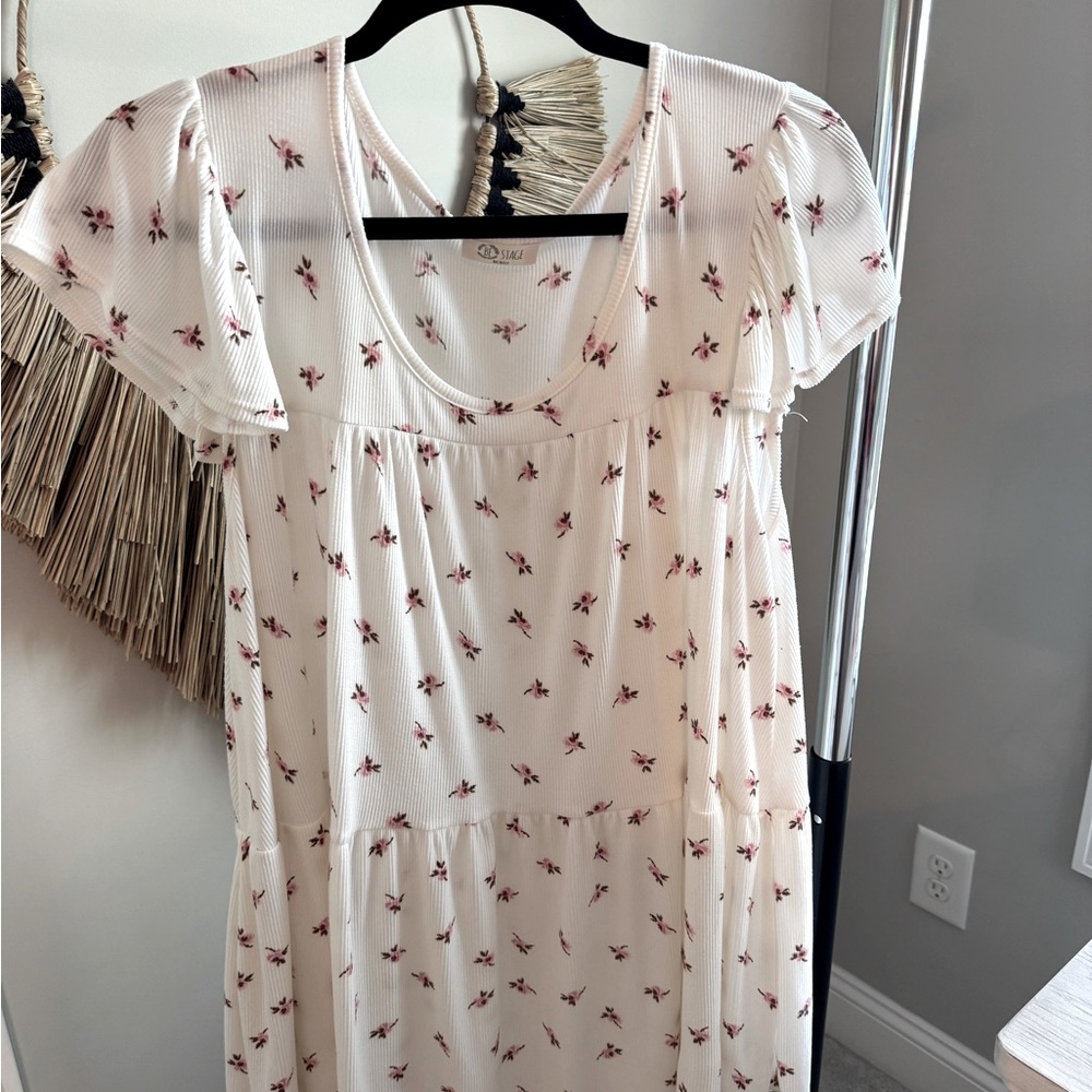 Floral Tunic with Pink Floral Accents 🤍